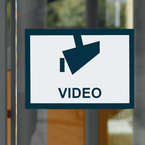 Schild mit einem Kamerasymbol und dem Wort "VIDEO" darauf, das auf Videoüberwachung hinweist.
